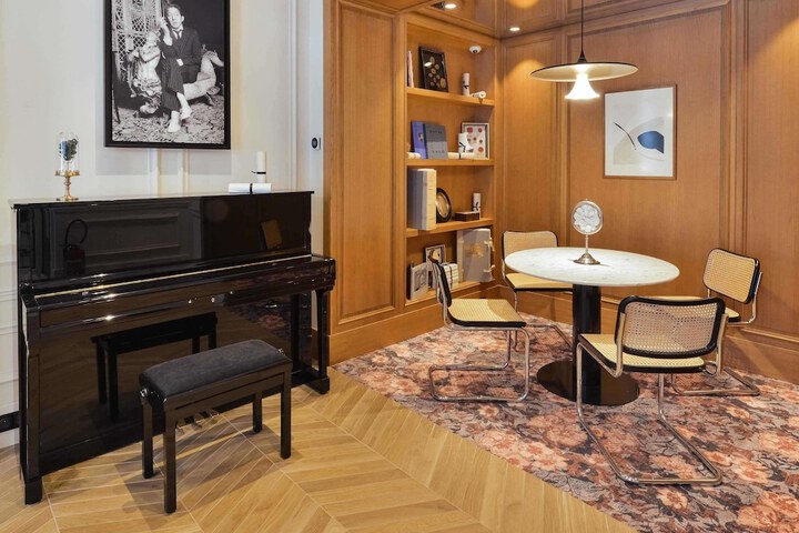 Lounge 46 of 52