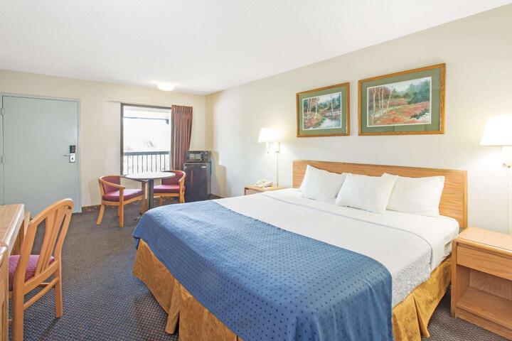 1 King Bed (3 of 12)