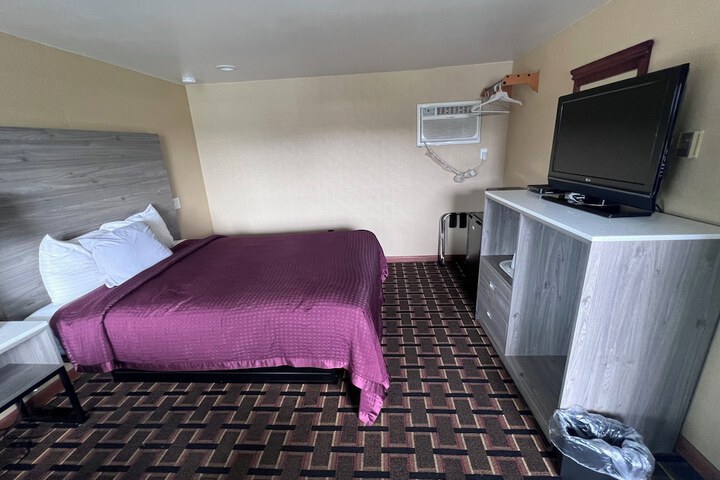 1 Queen Bed (13 of 18)