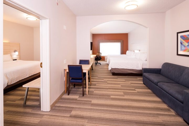 2 Queen Beds (10 of 13)