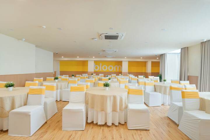 Ballroom/Hall 34 of 41