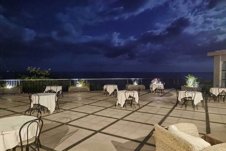 Dining 33 of 51