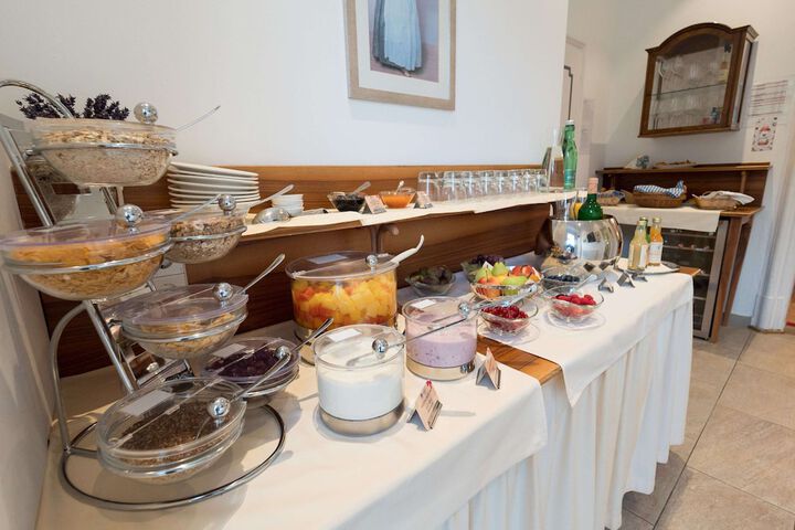 Dining 40 of 48