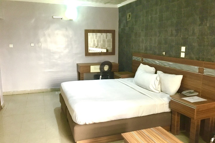 Room 14 of 28