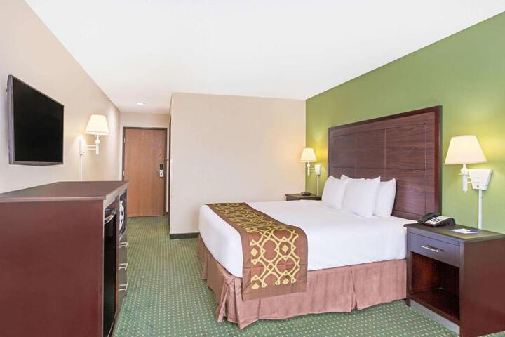 1 King Bed (2 of 6)