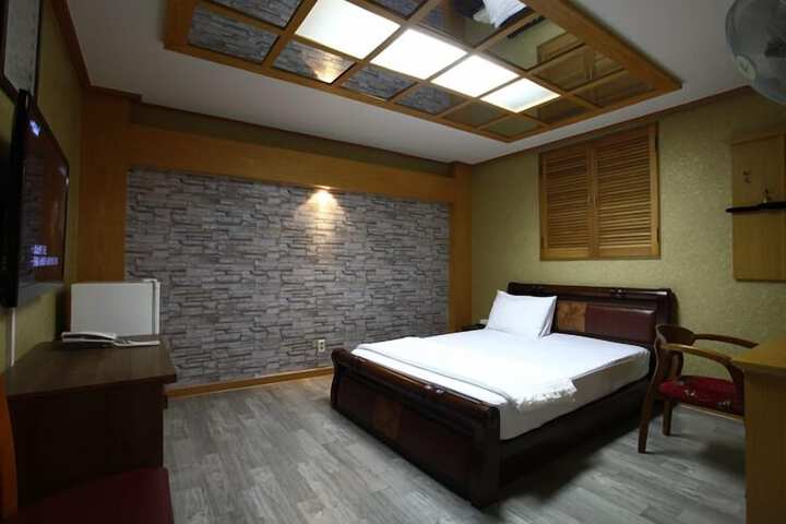 Room 18 of 47