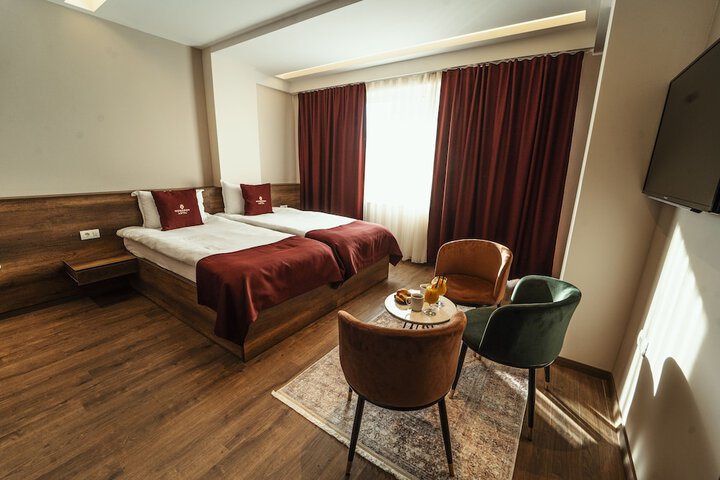 Room 4 of 10