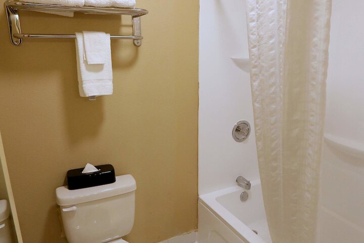 1 King Bed (6 of 8)