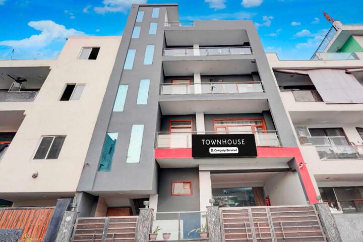 Townhouse Noida Sector 16 Metro Station