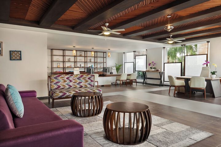 Lounge 105 of 132
