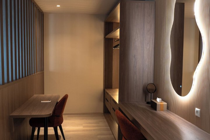 Room 42 of 165