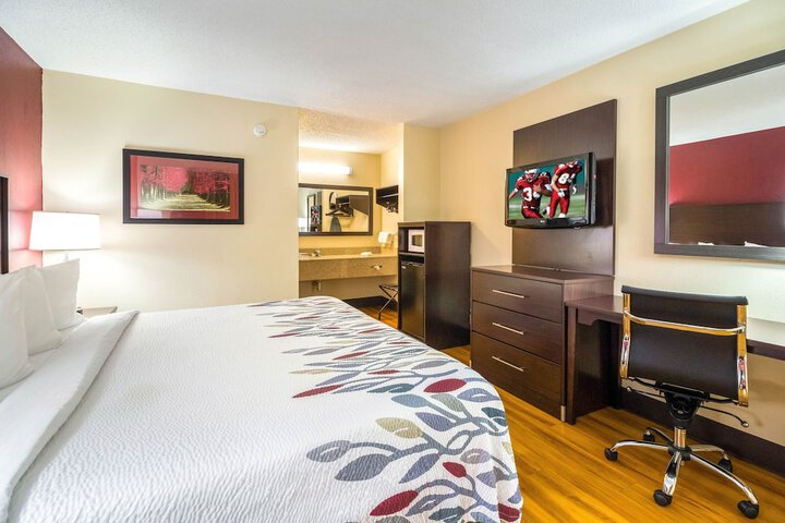 Deluxe 1 King Bed (3 of 14)