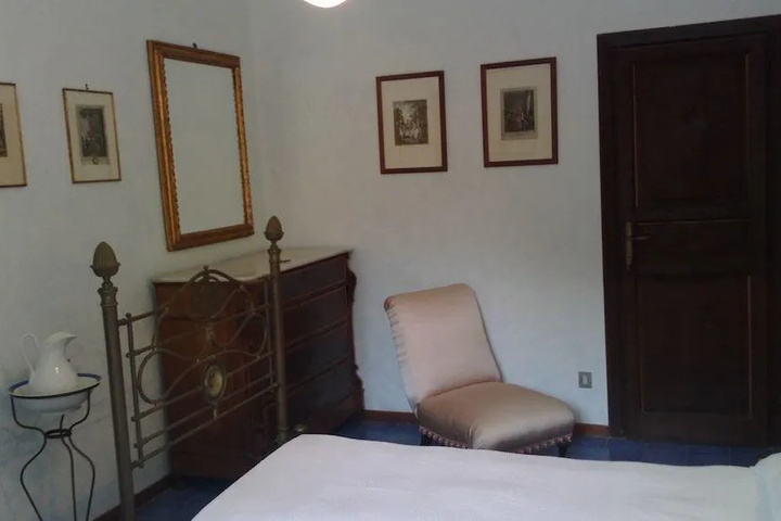 Room 6 of 12