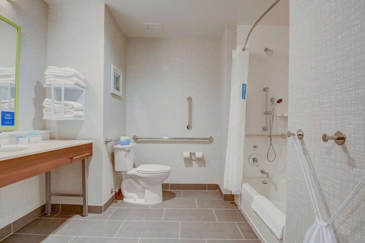 1 King Mobility Accessible with Tub (3 of 18)