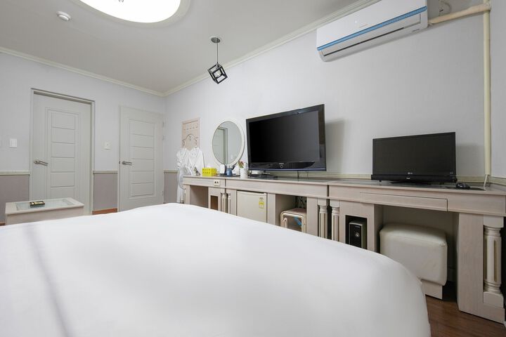 Room 13 of 25
