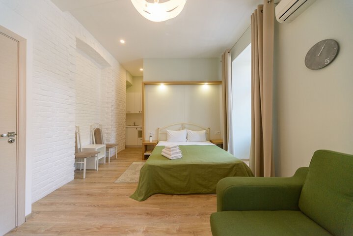 Room 16 of 108