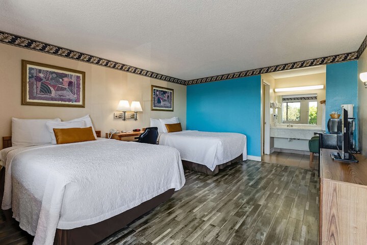 2 Double Beds (9 of 15)