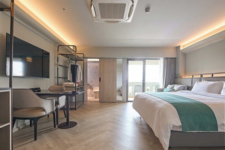 Room 3 of 209
