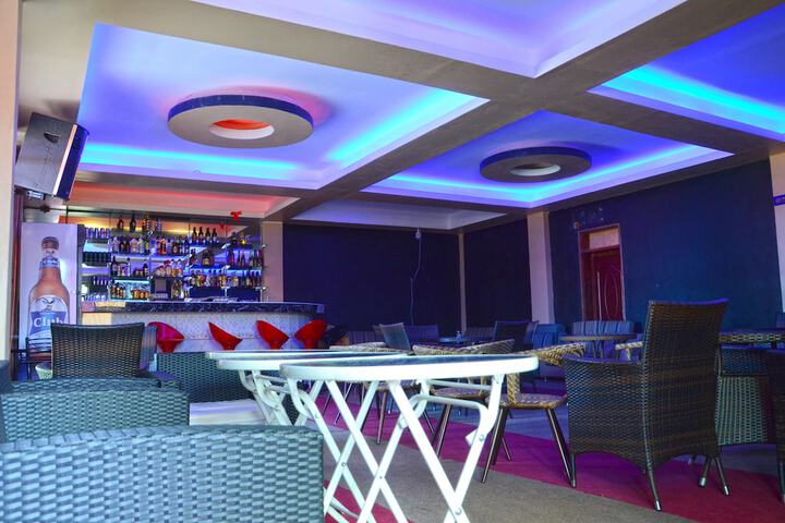 Lounge 34 of 40