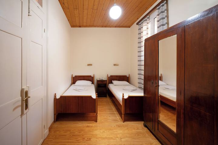 Room 9 of 42