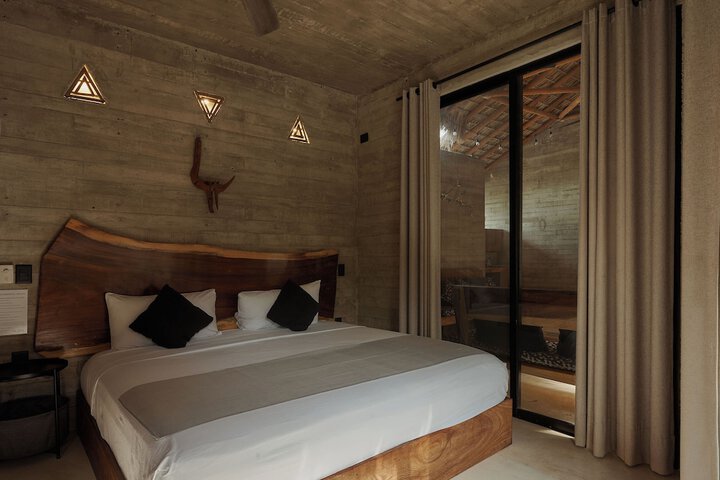 Room 10 of 80