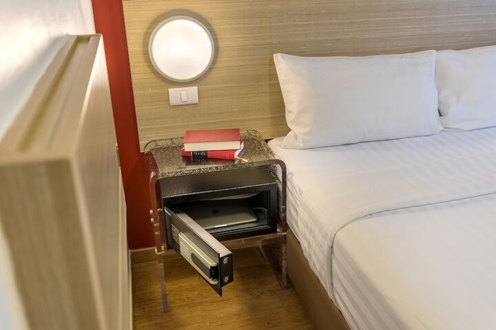 Room 17 of 27