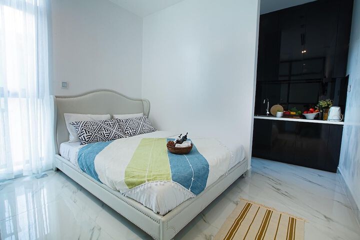 Room 4 of 16