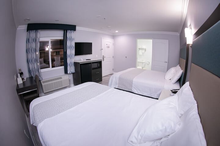 1 Queen Bed (4 of 17)