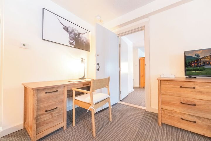 Superior 1 Queen and 1 Double Bed Queen Bed (4 of 26)