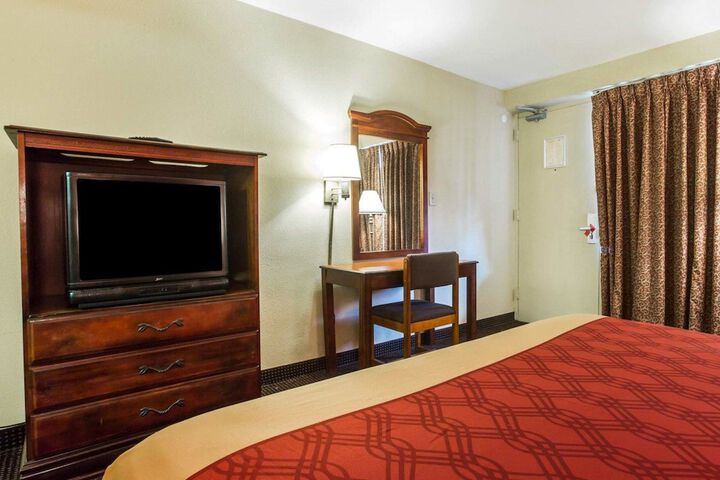 1 Queen Bed (1 of 16)