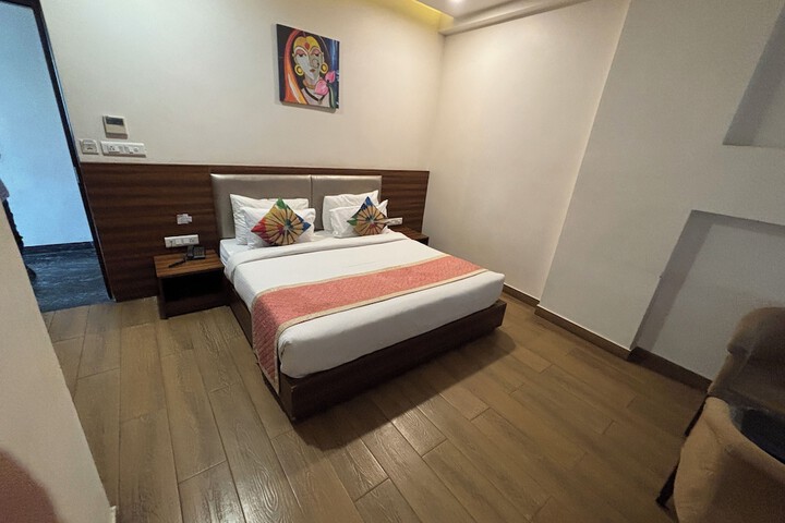Room 16 of 77