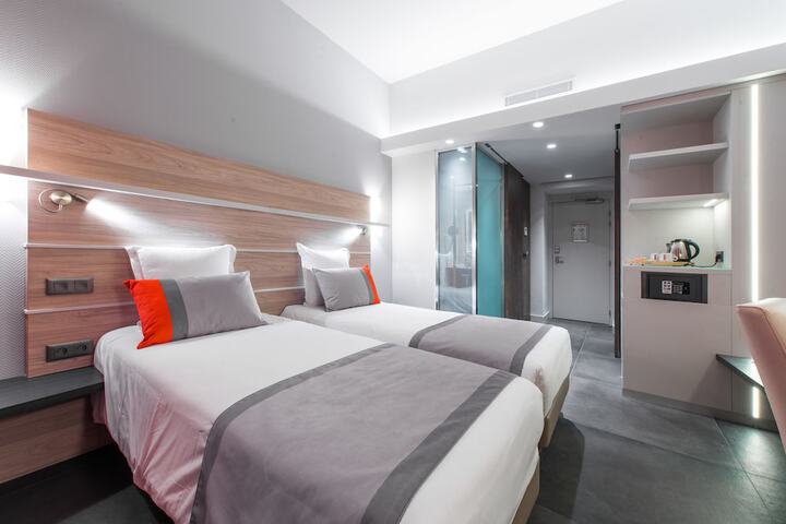Room 16 of 103