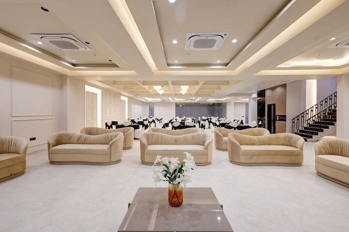 Ballroom/Hall 73 of 98
