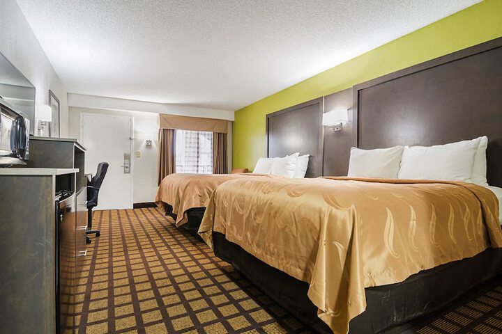 2 Queen Beds (8 of 13)