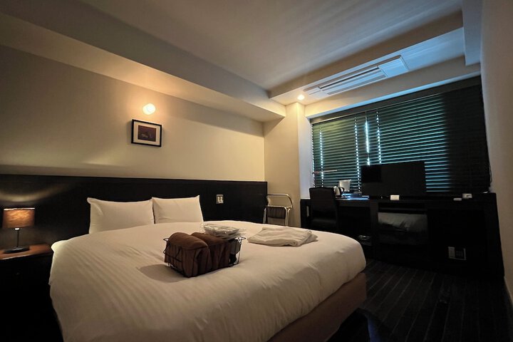 Room 11 of 32