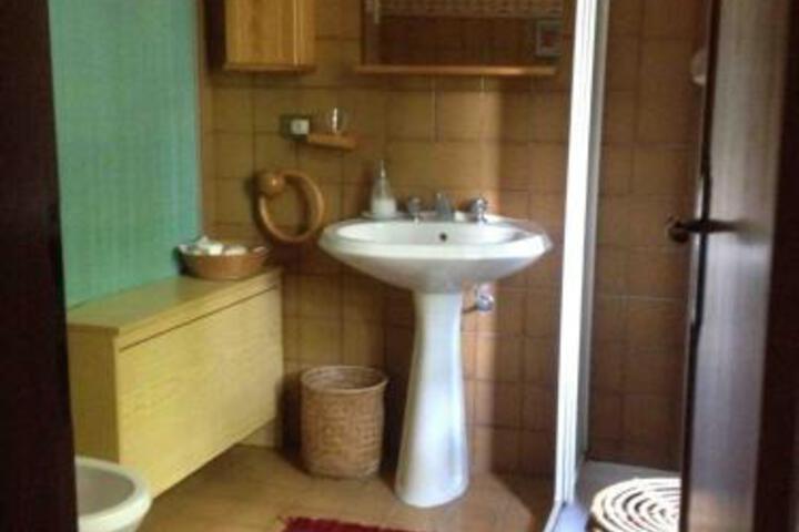 Room 2 of 3