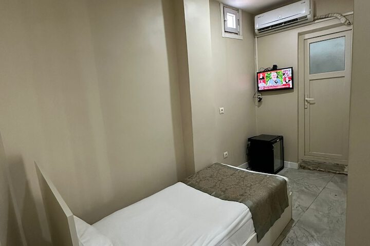 Room 12 of 27