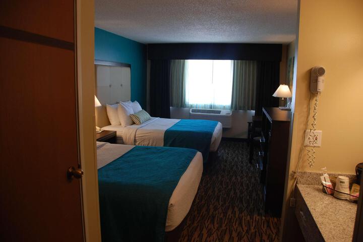 1 Queen Bed Shower Microwave and Refrigerator Flat Screen Television High Speed Internet Accessible Full Breakfast (9 of 20)