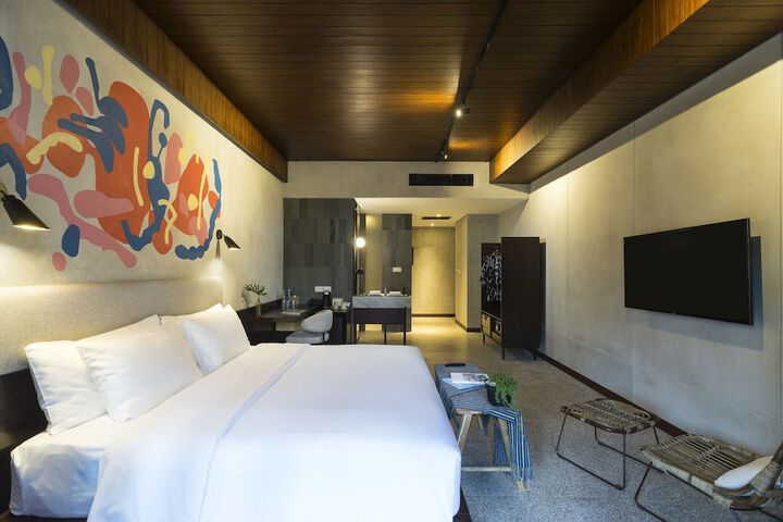 Room 5 of 32