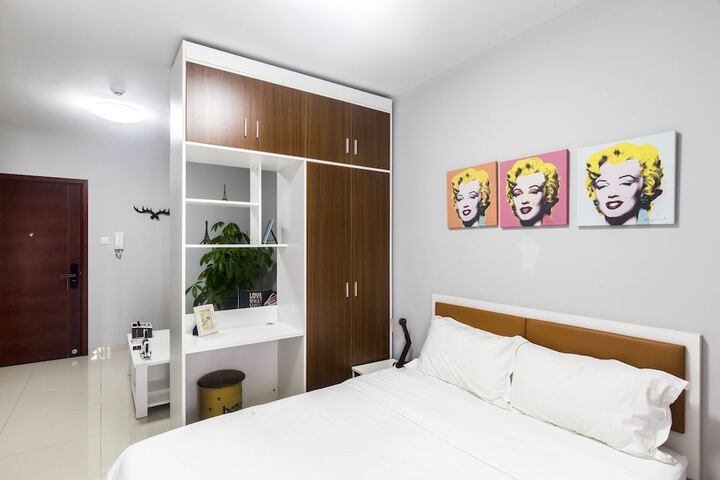 Room 6 of 100