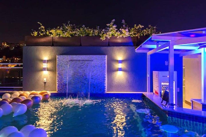 Pool Hotel