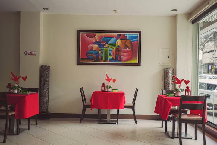 Dining 18 of 23
