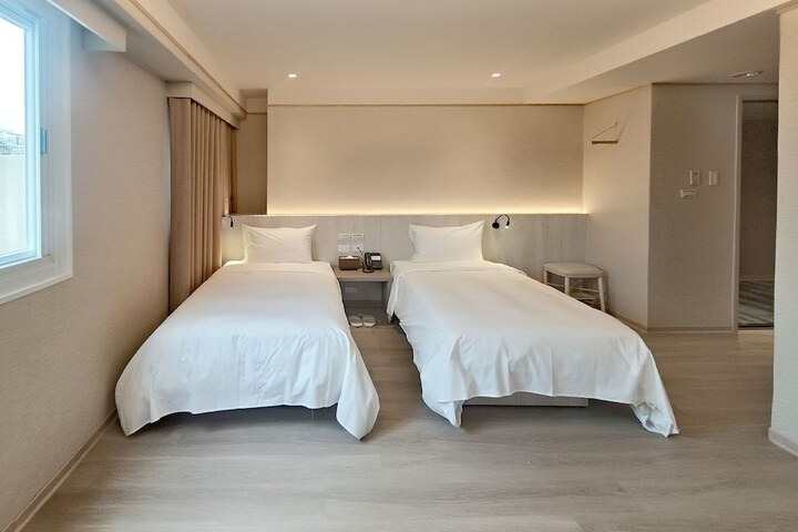 Room 12 of 37