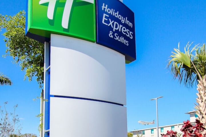 Holiday Inn Express & Suites Miami Airport East