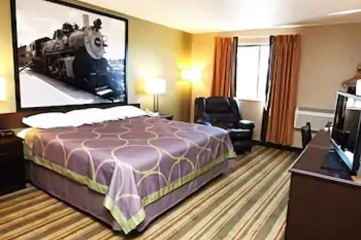 1 King Bed (5 of 8)