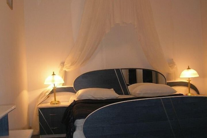 Room 8 of 33