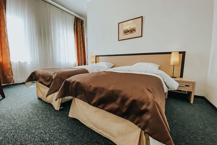 Room 28 of 77