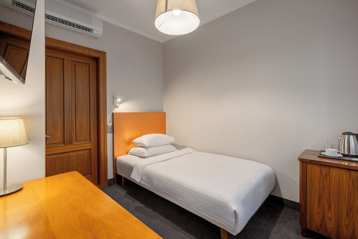 Room 16 of 42