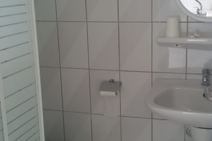 Room 6 of 13