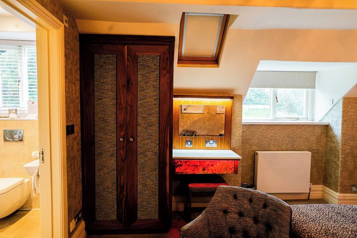 Room 37 of 242